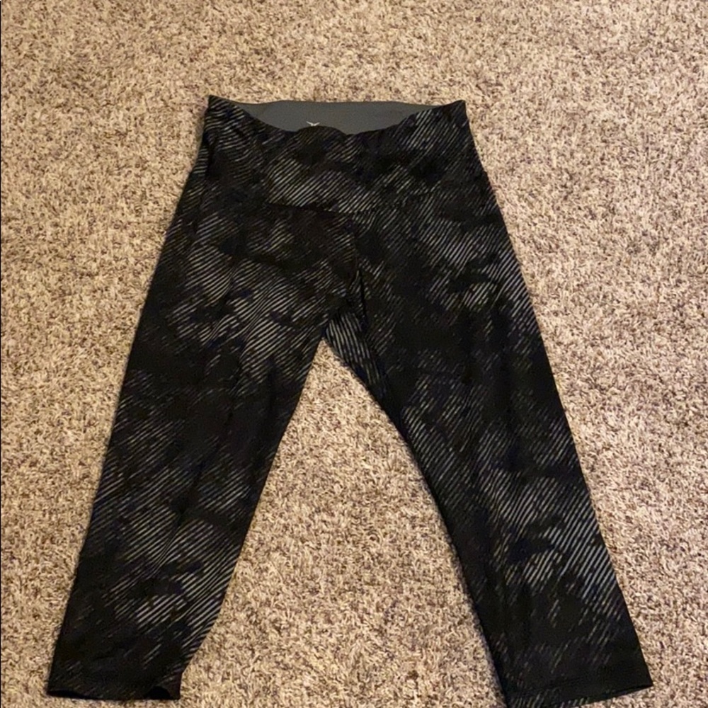 Black capris old navy active size large.